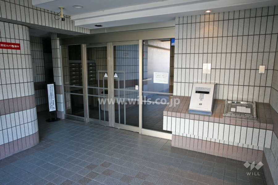 エントランスはオートロック付きです。