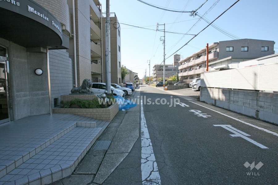 敷地北西側の前面道路（北東側から）