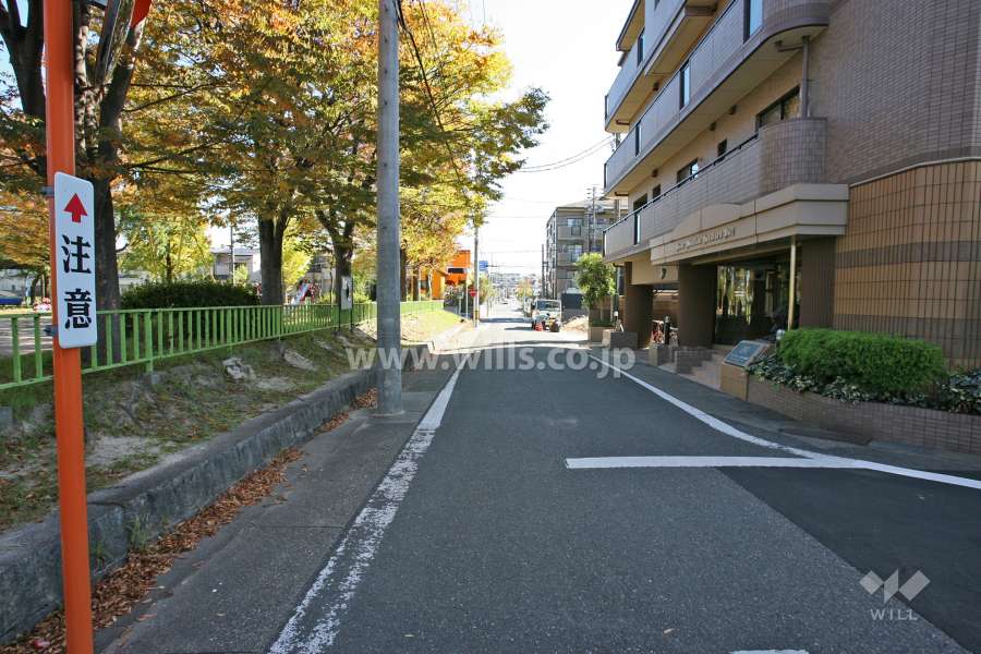 敷地北東側の前面道路