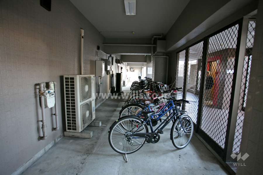屋内に設けられた駐輪場