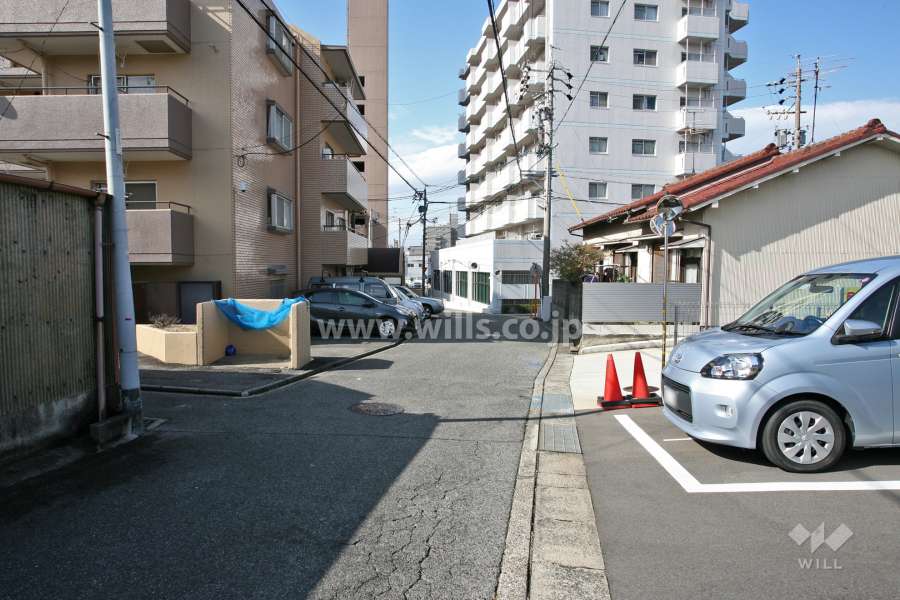 敷地北側の前面道路(東側から)