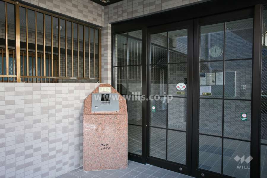 エントランスはオートロック付きです。