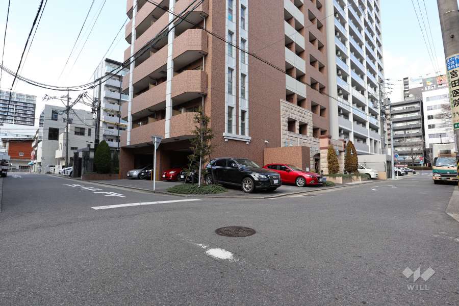 敷地東側と南側の前面道路（南東側から）
