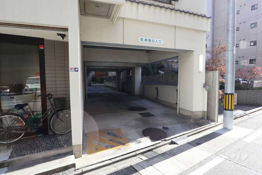 駐車場出入り口