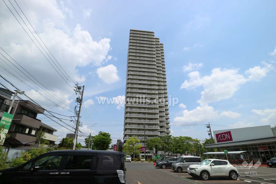 ザ・シーン徳川園の遠景。周辺は住宅の他、店舗や事務所などが混在する街です。
