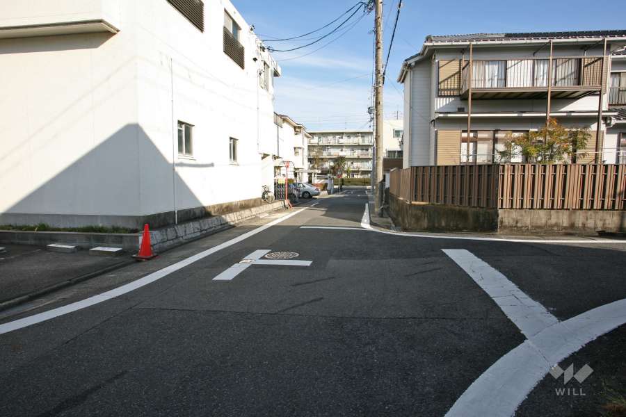 敷地東側の前面道路（南側から）