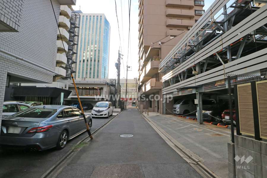 敷地北側の前面道路（東側から）