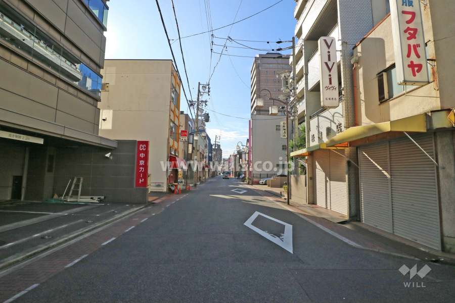 敷地南側の前面道路（東側から）