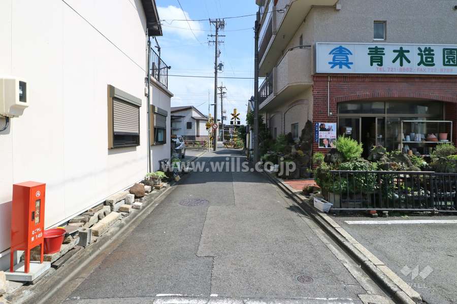 敷地の西側前面道路（南側から）