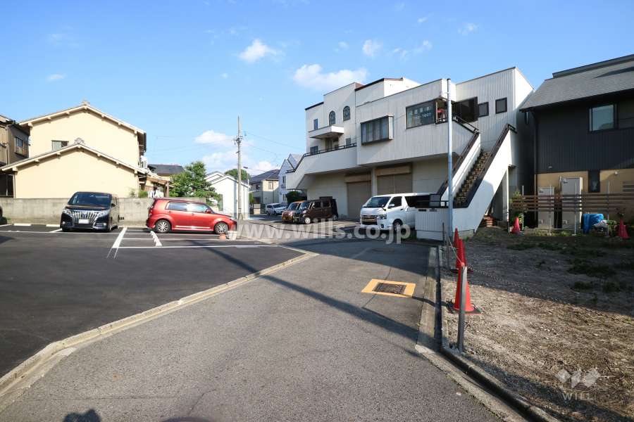 敷地南側の前面道路（西側から）