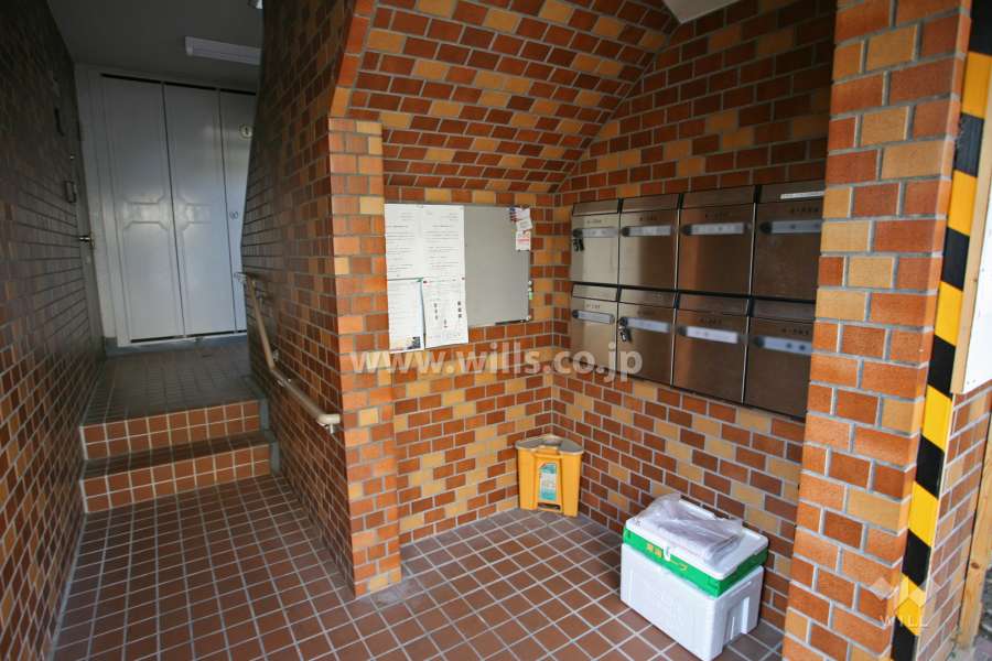 エントランスと共用ポスト