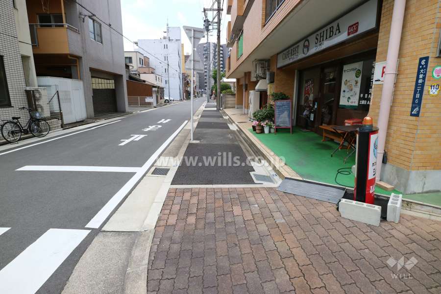 敷地南側の前面道路（東側から）