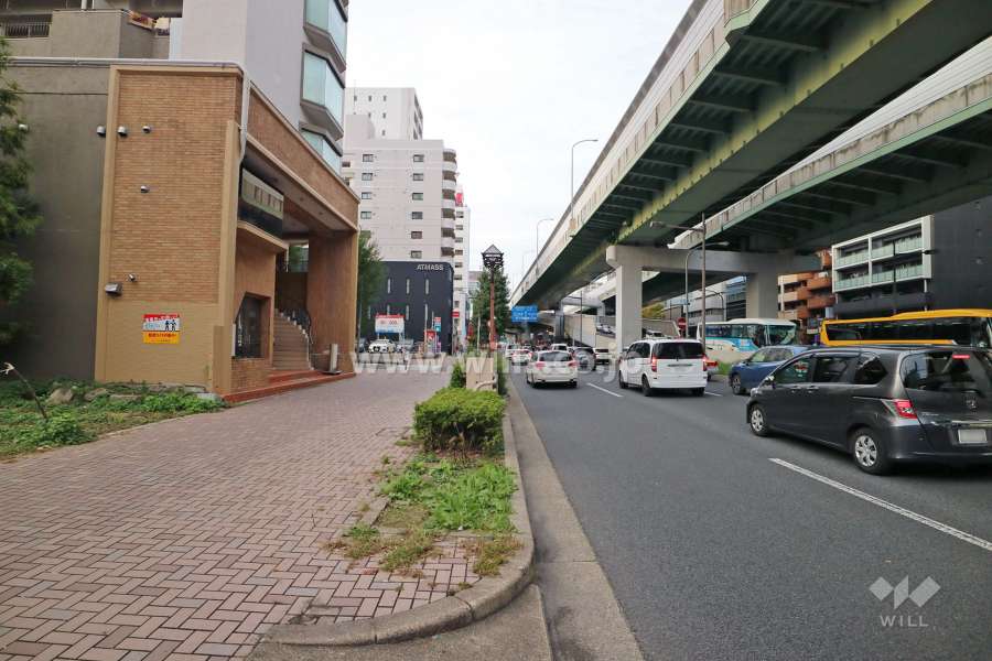 敷地東側の前面道路（南側から）