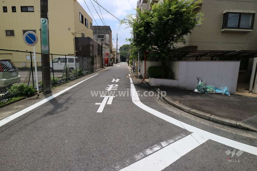 敷地東側の前面道路（北側から）