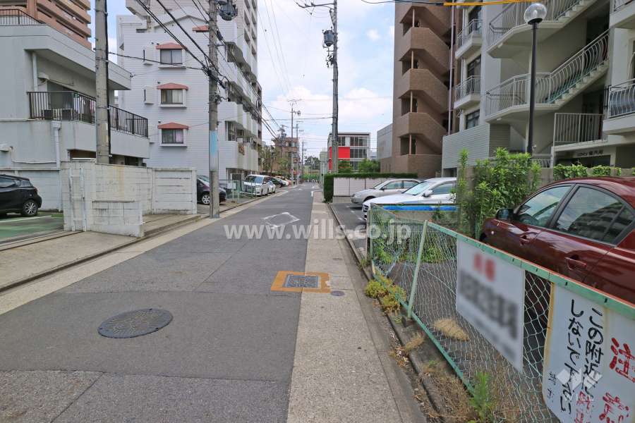 敷地北側の前面道路（西側から）