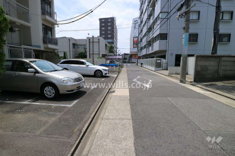 敷地北側の前面道路（東側から）