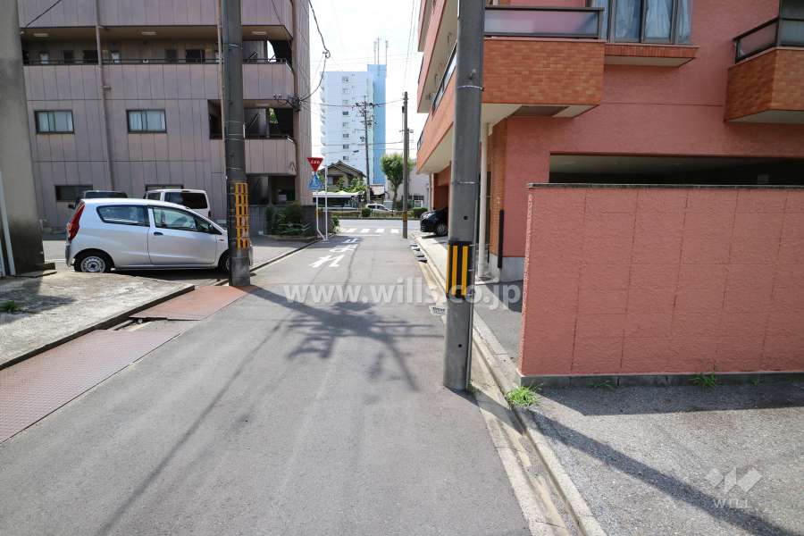 敷地南側の前面道路（東側から）
