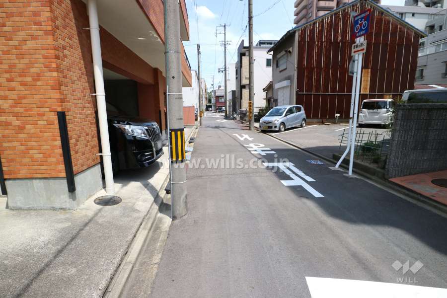 敷地南側の前面道路（西側から）