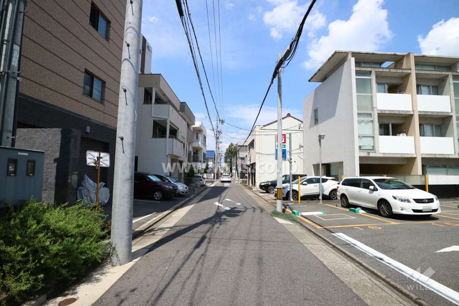 敷地東側の前面道路（南側から）