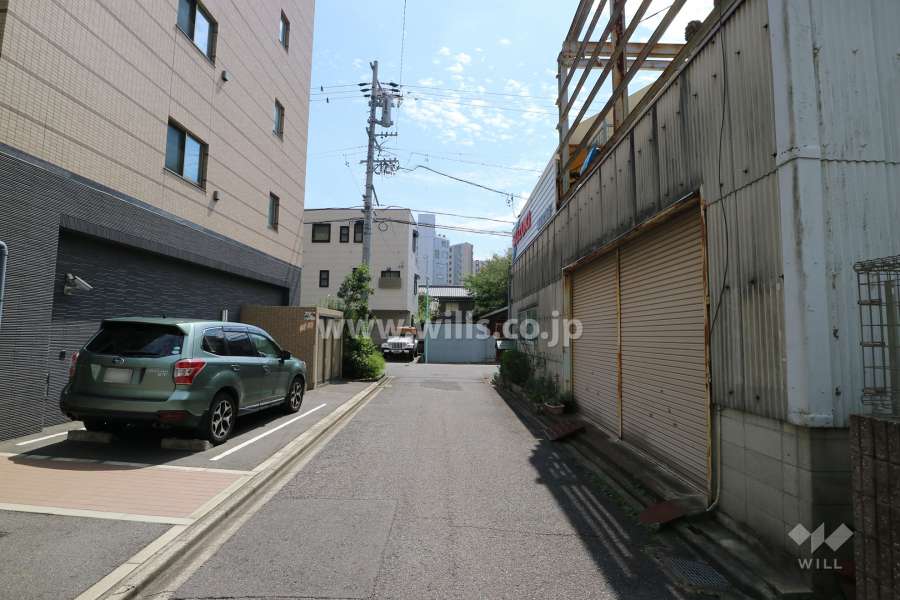 敷地西側の前面道路（北側から）