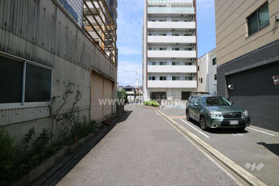 敷地西側の前面道路（南側から）