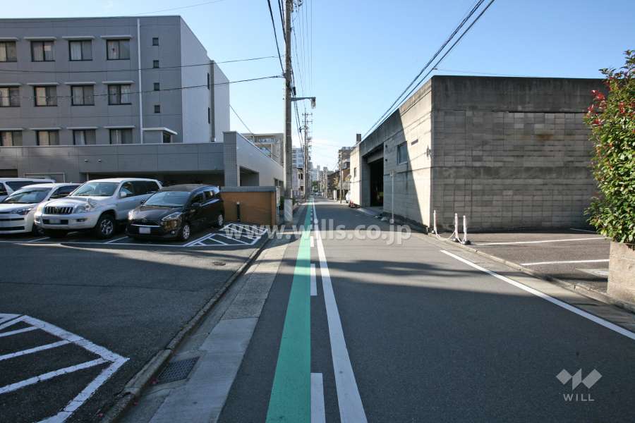 敷地北側の前面道路（東側から）