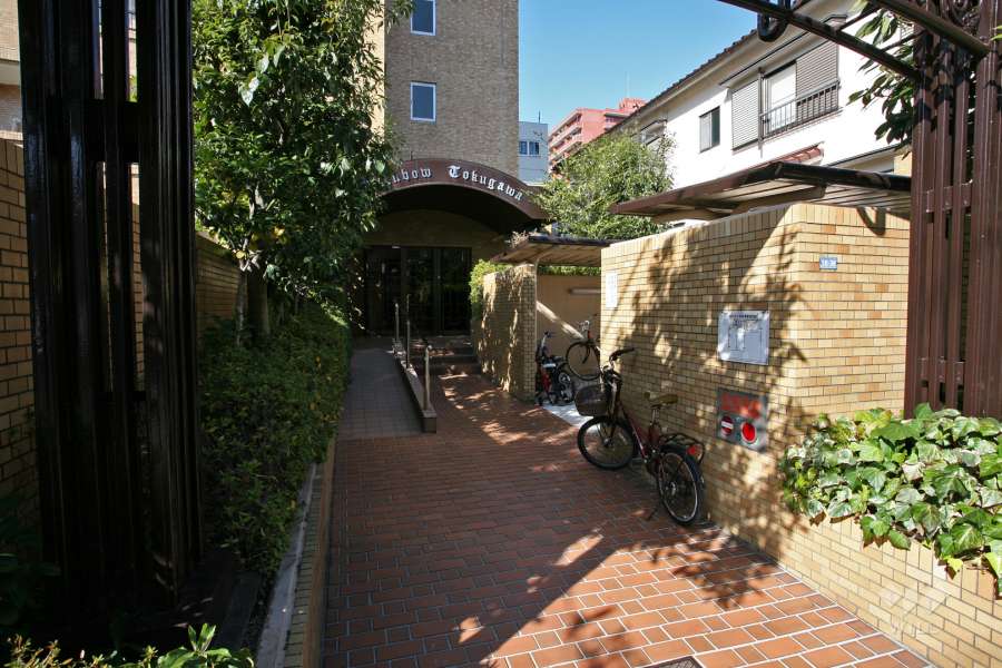 通路にも植栽が設けられています。