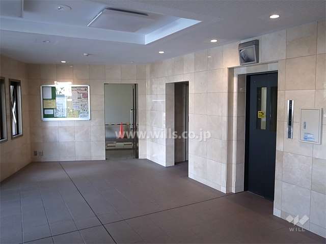 エントランスホール。エレベーターにはモニターが付いています。