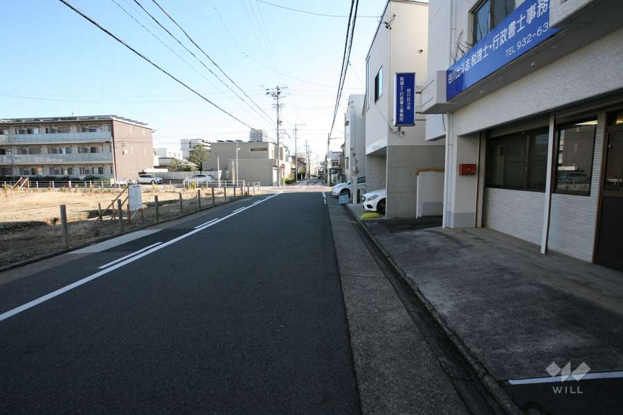 敷地北側の前面道路（西側から）