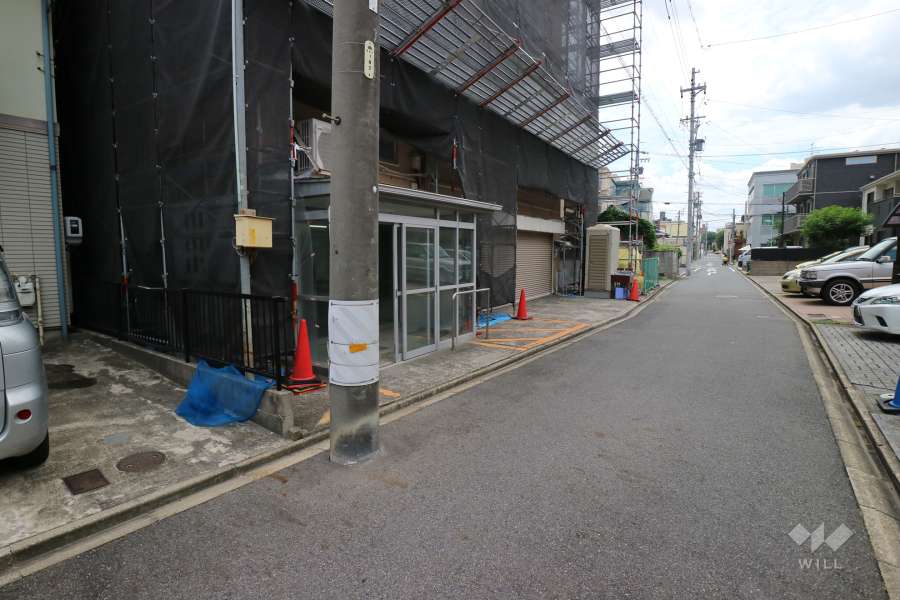 敷地南側の前面道路（西側から）