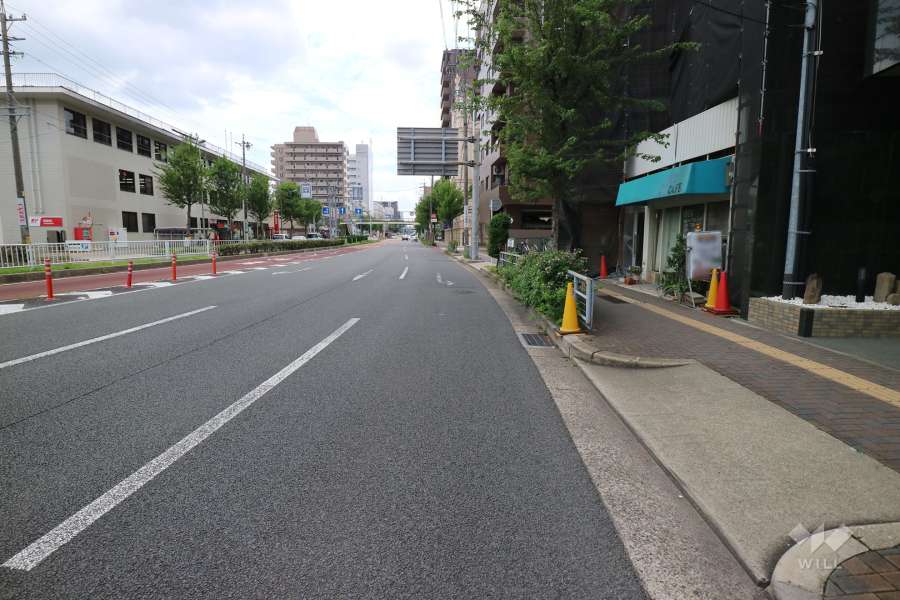 敷地南側の前面道路（東側から）