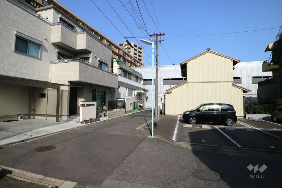 敷地南側の前面道路（北側から）