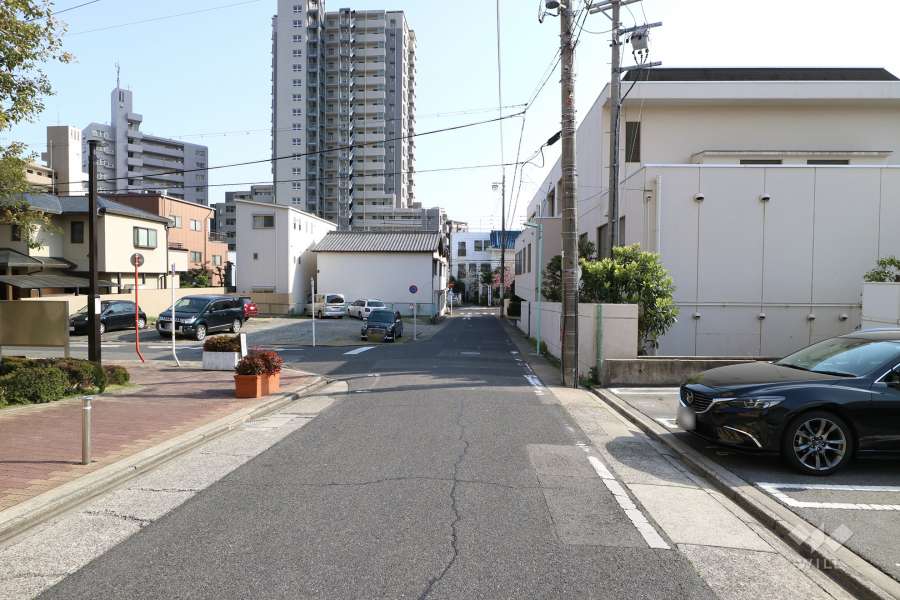 敷地西側の前面道路（北側から）