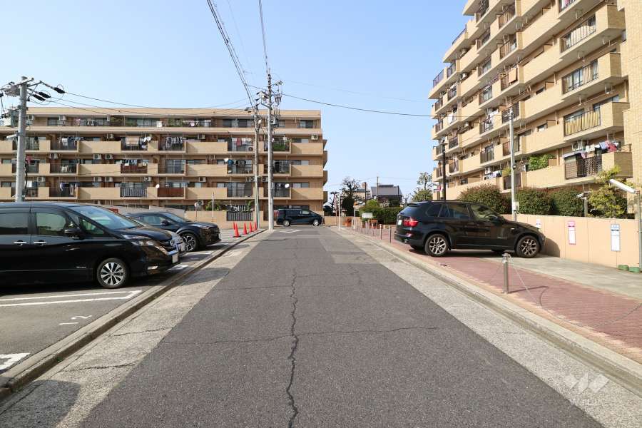 敷地西側の前面道路（南側から）