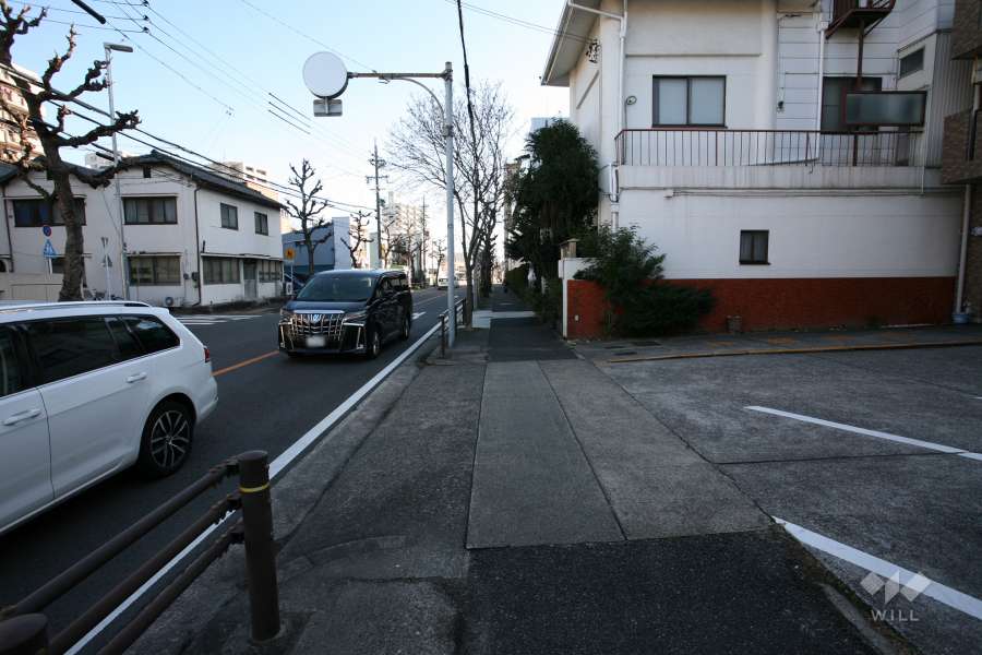 敷地北側の前面道路（西側から）