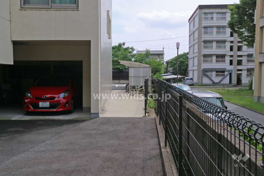 敷地内駐車場と駐輪場