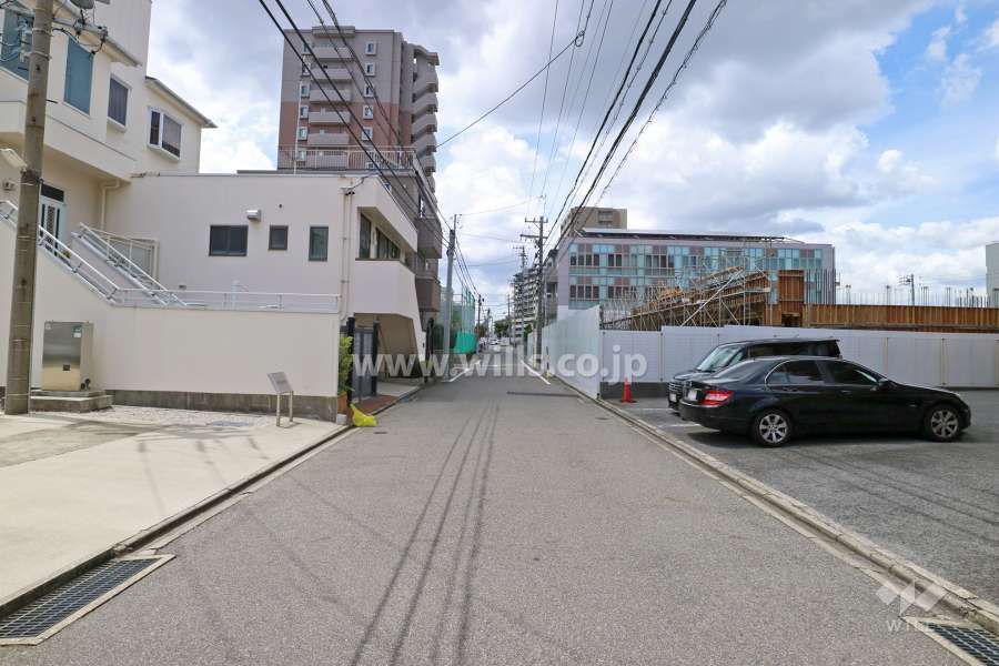 敷地南側の前面道路（東側から）