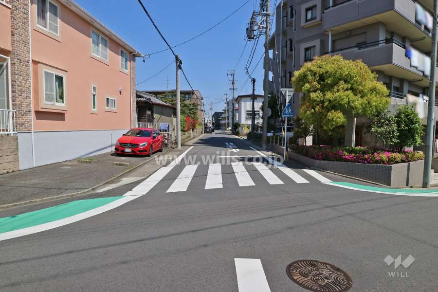 敷地西側の前面道路