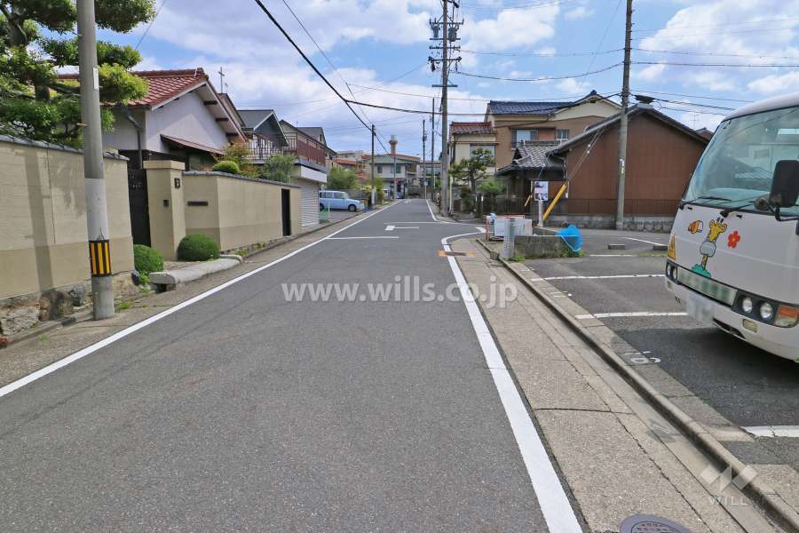 敷地北側の前面道路