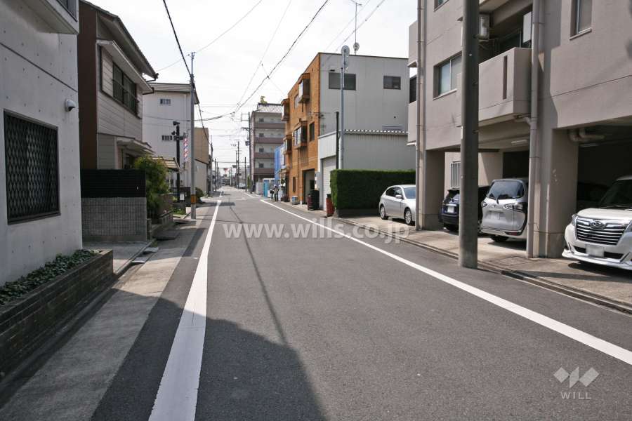 敷地東側の前面道路(北側から)