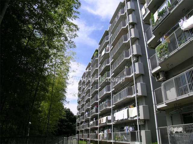 公団江坂住宅2号棟の外観（南東側から）