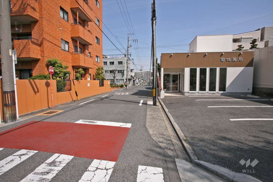 敷地東側の前面道路(南側から)