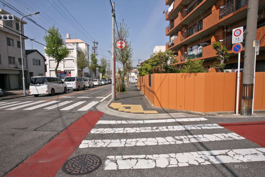 敷地南側の前面道路(東側から)