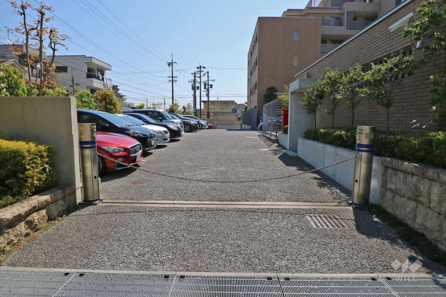 駐車場出入り口(ロボットゲート付き）