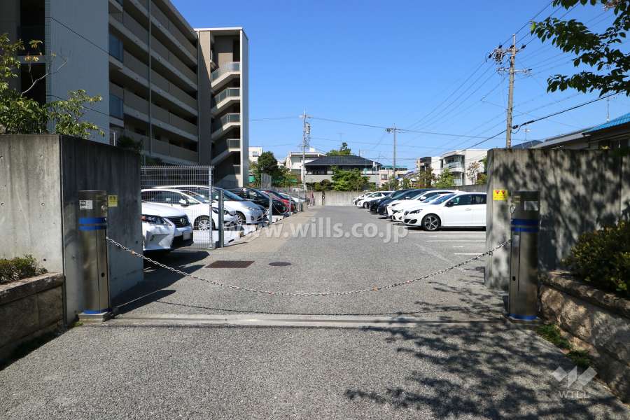 駐車場出入り口(ロボットゲート付き）