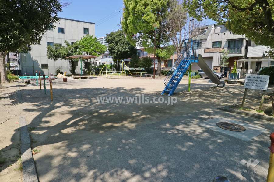 敷地向かいにある駈上公園
