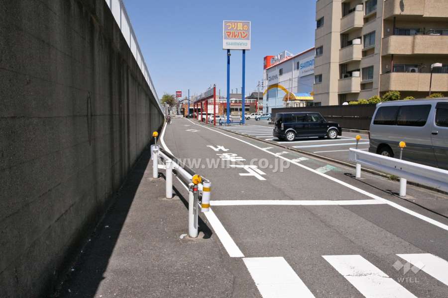 敷地西側の前面道路(南側から)
