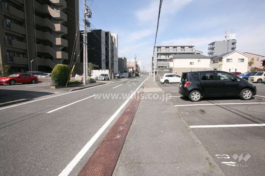 敷地北側の前面道路（東側から）