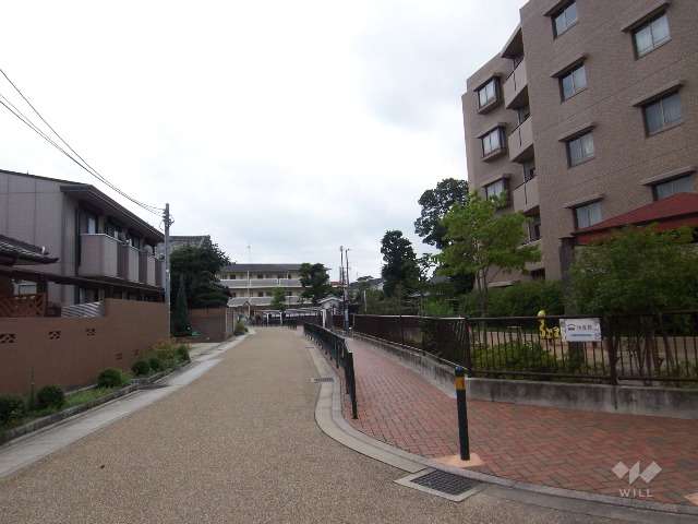 マンション東に遊園広場があります。