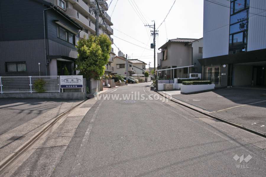 敷地南西側の前面道路(北西側から)